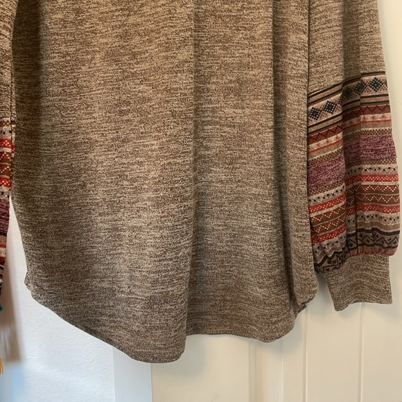 Long sleeve shirt.  Never worn - Picture 3 of 3